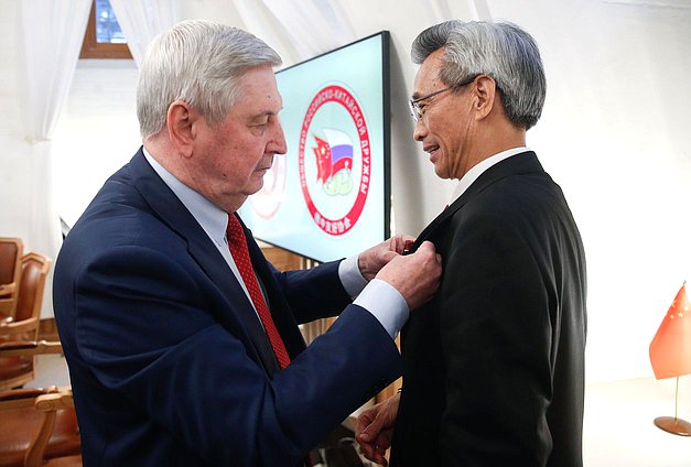 Первый заместитель Председателя Государственной Думы Иван Мельников и Председатель Китайского народного общества дружбы с заграницей Линь Сунтянь