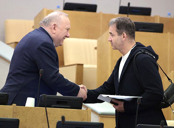 Заместитель Председателя Комитета по развитию гражданского общества, вопросам общественных и религиозных объединений Владимир Шаманов и Первый заместитель Председателя Комитета по культуре Дмитрий Певцов