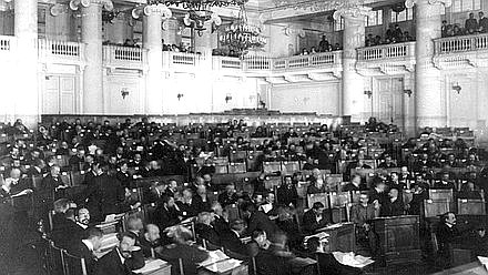 نواب مجلس الدوما الثالث في اجتماع في قاعة قصر تاورايد 1 نوفمبر 1907 يتم تخزين الصورة في أرشيف الدولة المركزية للأفلام والصور والوثائق الصوتية في سانت بطرسبرغ
