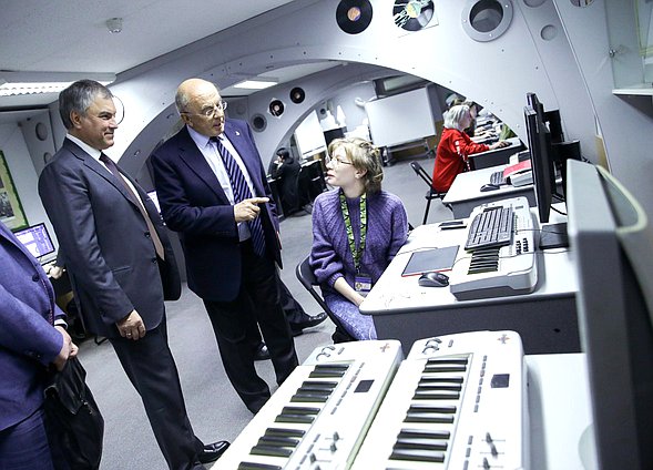Председатель Государственной Думы Вячеслав Володин и ректор Санкт-Петербургского Гуманитарного Университета профсоюзов Александр Запесоцкий