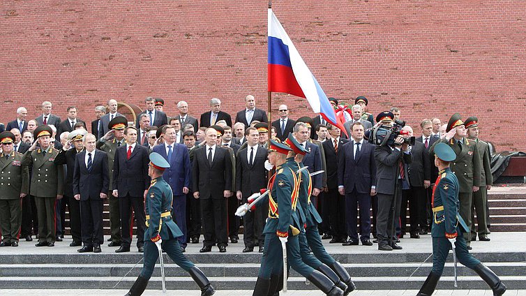   Церемония возложения цветов к могиле неизвестного солдата.
