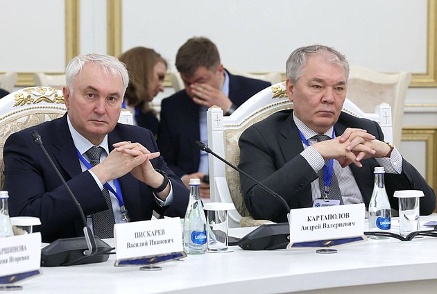 Председатель Комитета по обороне Андрей Картаполов и Председатель Комитета по делам СНГ, евразийской интеграции и связям с соотечественниками Леонид Калашников