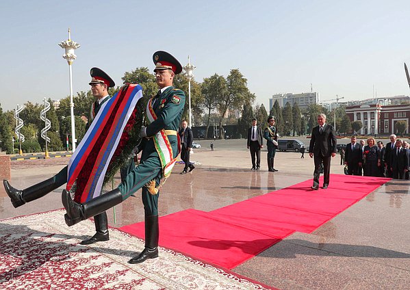 Chairman of the State Duma Viacheslav Volodin and members of the Russian delegation laid a wreath to the monument to Isma'il ibn Ahmad in Dushanbe