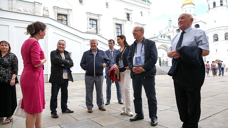Участники Международного форума «Развитие парламентаризма» посетили Московский Кремль