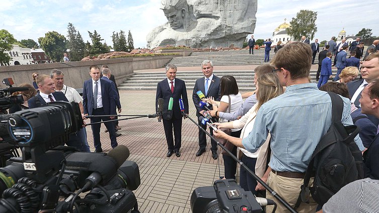 Возложение цветов к Вечному огню мемориального комплекса «Брестская крепость — герой»