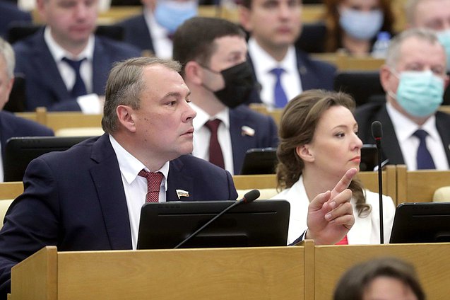 Заместители Председателя Государственной Думы Анна Кузнецова и Петр Толстой