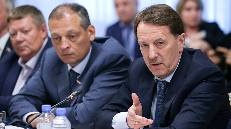 Заместитель Комитета по аграрным вопросам Айрат Хайруллин и Заместитель Председателя Правительства РФ Алексей Гордеев