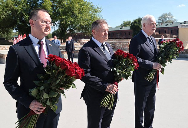 Возложение цветов к мемориалу "Скорбь" в Бресте