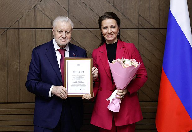 Руководитель фракции "Справедливая Россия" Сергей Миронов и корреспондент отдела подготовки и производства программ АНО «Редакция Парламентского телевидения ГД ФС РФ» Татьяна Туктарова