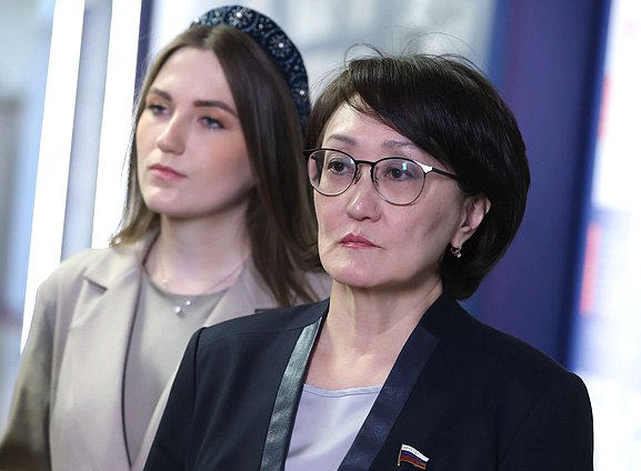 Первый заместитель Председателя Комитета по науке и высшему образованию Ксения Горячева и заместитель Председателя Комитета по государственному строительству и законодательству Сардана Авксентьева