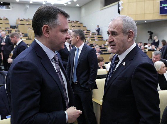 Член Комитета по физической культуре и спорту Сергей Неверов (справа)