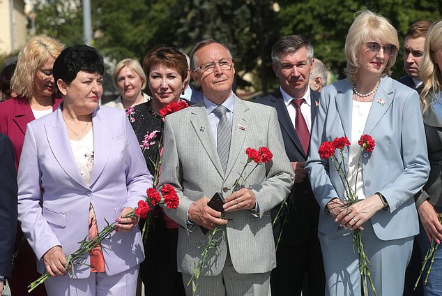 Член Комитета по культуре Ольга Германова и Первый заместитель Председателя Комитета по развитию гражданского общества, вопросам общественных и религиозных объединений Николай Бурляев