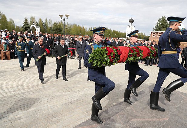 Председатель Государственной Думы Вячеслав Володин и Президент Киргизской Республики Садыр Жапаров посетили церемонию открытия Ржевского мемориала воинам-киргизам, погибшим в ходе Великой Отечественной войны на Ржево-Вяземском направлении