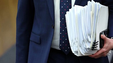 Круглый стол фракции КПРФ на тему "Наше детство и мир охраняет богатырский советский народ"