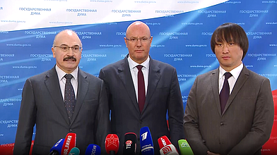 Пресс-подход Председателя Комитета по науке и высшему образованию Сергея Кабышева, Председателя Комитета по туризму и развитию туристической инфраструктуры Сангаджи Тарбаева и кандидата на должность заместителя Председателя Правительства РФ Дмитрия Чернышенко