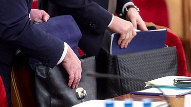 Круглый стол на тему "Фракция КПРФ - в борьбе за целостность страны против либеральной "пятой колонны"
