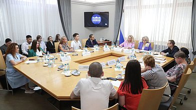 Заседание рабочей группы Комитета по защите семьи, вопросам отцовства, материнства и детства на тему "Закон на защиту детства"