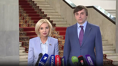 Пресс-подход Председателя Комитета по просвещению Ольги Казаковой и кандидата на должность Министра просвещения РФ Сергея Кравцова