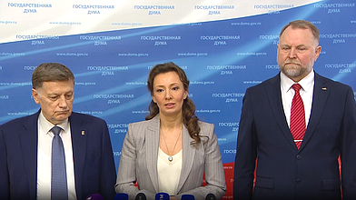 Совместный пресс-подход заместителя Председателя ГД Анны Кузнецовой, Председателя правления ВОД "Отцы России" Андрея Коченова и члена Комитета по финансовому рынку Вячеслава Макарова