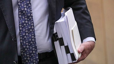 Круглый стол Комитета по защите семьи, вопросам отцовства, материнства и детства на тему: "Роль женщин в сохранении и развитии традиций российского производства"