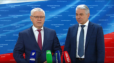 Пресс-подход Председателя Комитета по безопасности и противодействию коррупции Василия Пискарева и заместителя Министра юстиции РФ Олега Свириденко по итогам заседания Комиссии по расследованию фактов вмешательства иностранных государств во внутренние дела России