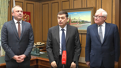 Совместный подход заместителя руководителя фракции «Единая Россия» Адальби Шхагошева, заместителя Председателя Комитета по информационной политике, информационным технологиям и связи Евгения Попова и заместителя Министра иностранных дел РФ Сергея Рябкова