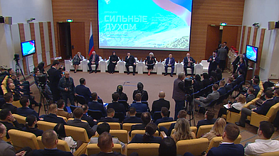 Мероприятие перед показом российского документального фильма "Сильные духом" Комитета по защите семьи, вопросам отцовства, материнства и детства