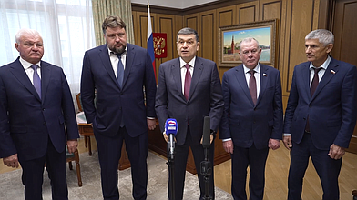 Пресс-подход заместителя руководителя фракции "Единая Россия" Адальби Шхагошева и генерального директора АО «Росагролизинг» Павла Косова