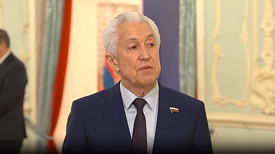 Пресс-подход руководителя фракции "Единая Россия" Владимира Васильева