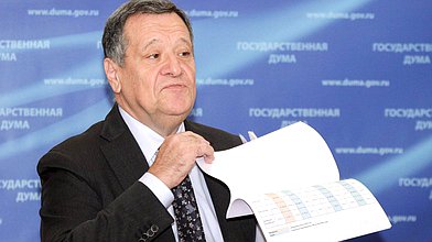 Пресс-подход Председателя Комитета по бюджету и налогам Андрея Макарова