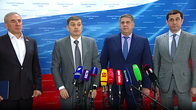 Пресс-подход заместителя руководителя фракции «Единая Россия» Адальби Шхагошева и Руководителя Федерального дорожного агентства «Росавтодор» Романа Новикова