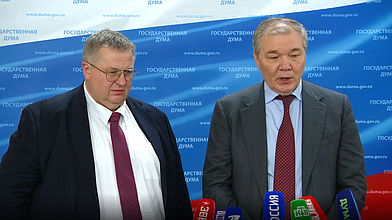 Пресс-подход Председателя Комитета по делам СНГ, евразийской интеграции и связям с соотечественниками Леонида Калашникова и заместителя Председателя Правительства РФ Алексея Оверчука