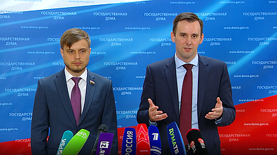 Пресс-подход Председателя Комитета по малому и среднему предпринимательству Александра Демина и члена Комитета по информационной политике, информационным технологиям и связи Антона Ткачева