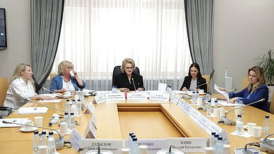 Круглый стол Комитета по защите семьи, вопросам отцовства, материнства и детства на тему "Об основах психологической деятельности в РФ"