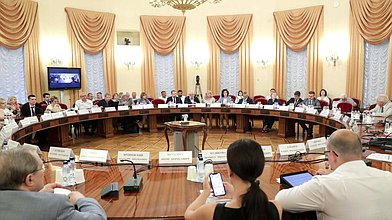 Круглый стол на тему «Перспективы и проблемы реализации мероприятий, имеющих приоритетное значение для жителей муниципалитетов, по решению вопросов местного значения или иных вопросов, право решения которых предоставлено органам местного самоуправления, посредством инициативных проектов»