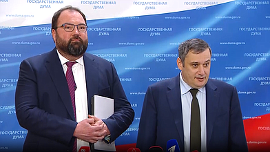 Пресс-подход Председателя Комитета по информационной политике, информационным технологиям и связи Александра Хинштейна и кандидата на должность Министра цифрового развития, связи и массовых коммуникаций РФ Максута Шадаева
