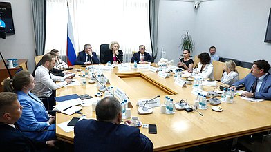Заседание рабочей группы по обеспечению прав предпринимателей на использование защищенного географического наименования «Оренбургский пуховый платок»