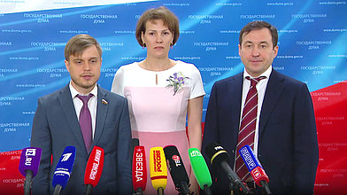 Пресс-подход представителей фракций на тему «О внесении законопроекта об обязательных уведомлениях перед списанием подписки за сервисы»