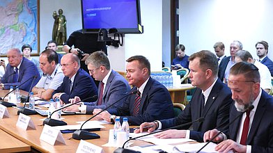 Заседание Комитета по транспорту и развитию транспортной инфраструктуры с участием Министра транспорта РФ Романа Старовойта