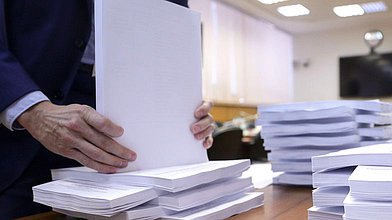 Расширенное заседание Комитета по аграрным вопросам на тему "О национальном докладе о карантинном фитосанитарном состоянии территории Российской Федерации в 2024 году" с участием Министра сельского хозяйства Оксаны Лут и руководителя Федеральной службы по ветеринарному и фитосанитарном надзору Сергея Данкверта